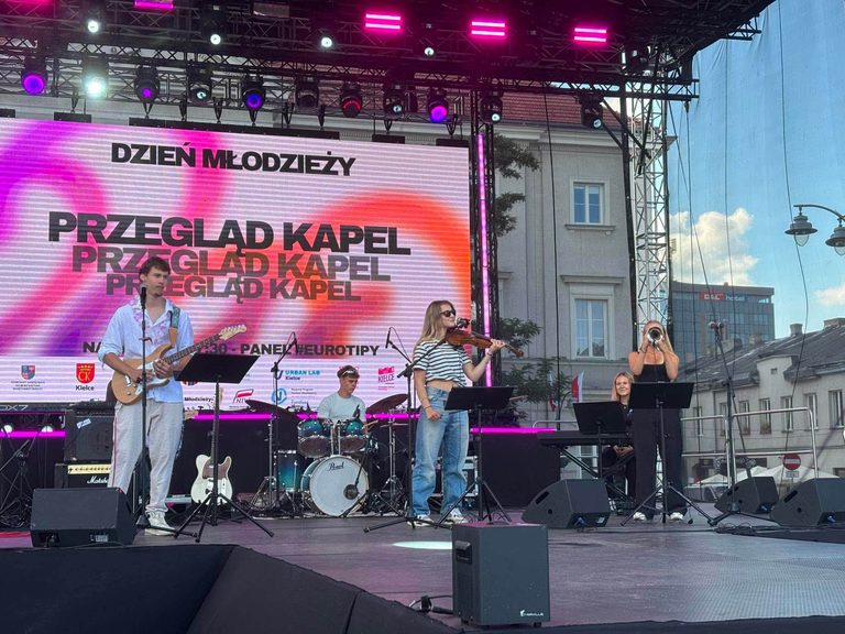 Zespół Muzolingua podczas występu na Przeglądzie Kapel w Kielcach