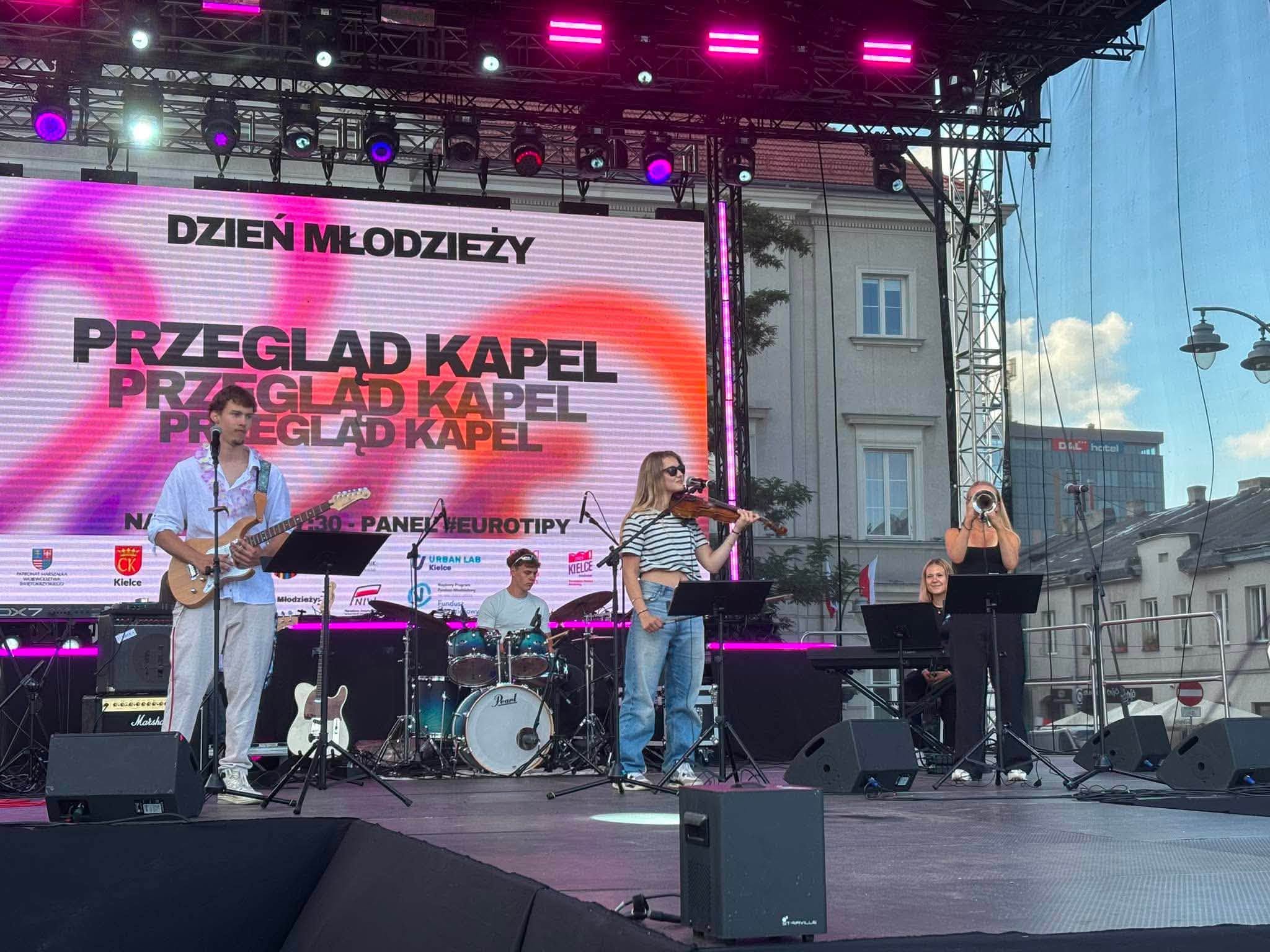 Zespół Muzolingua podczas występu na Przeglądzie Kapel w Kielcach